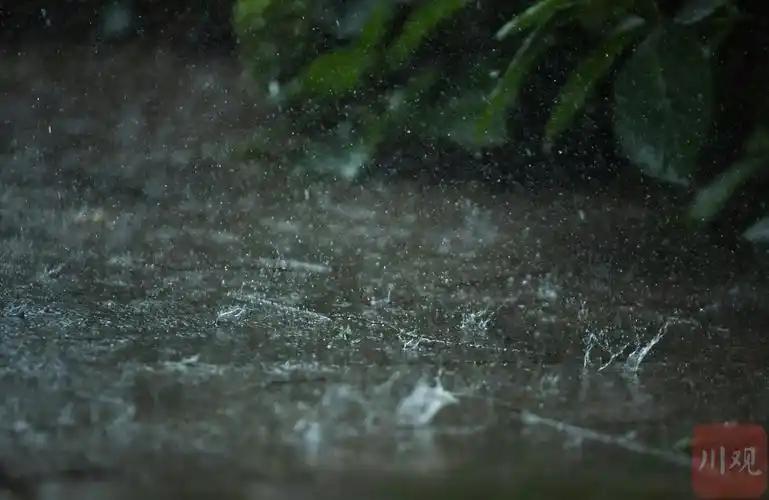 我们都错了！雨滴真实形状随尺寸变化，你真的见过哪几种吗？
你印象里的雨滴，是不是