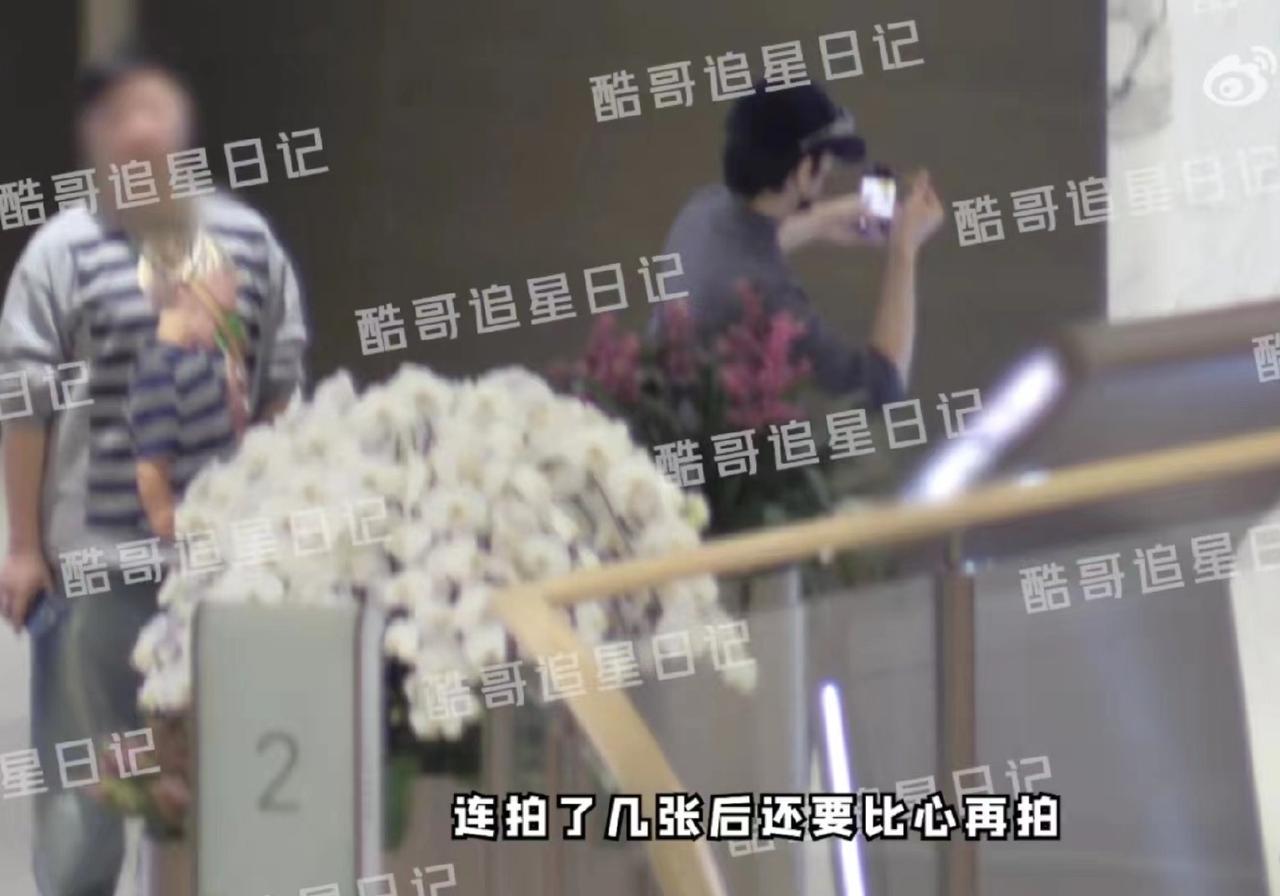 近日，有八卦媒体拍到井柏然与好友外出逛街，中途突然停下来比心自拍，仔细一看原来身