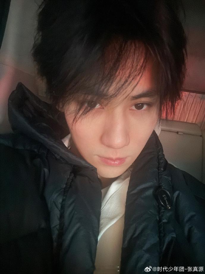 张真源早起素颜live图  张真源车内怼脸自拍  看张真源的早起素颜怼脸自拍，那