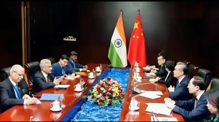 印度那边，从官员到企业主，一拨接一拨跑到中国来谈合作，中国企业的回应却出奇地齐整