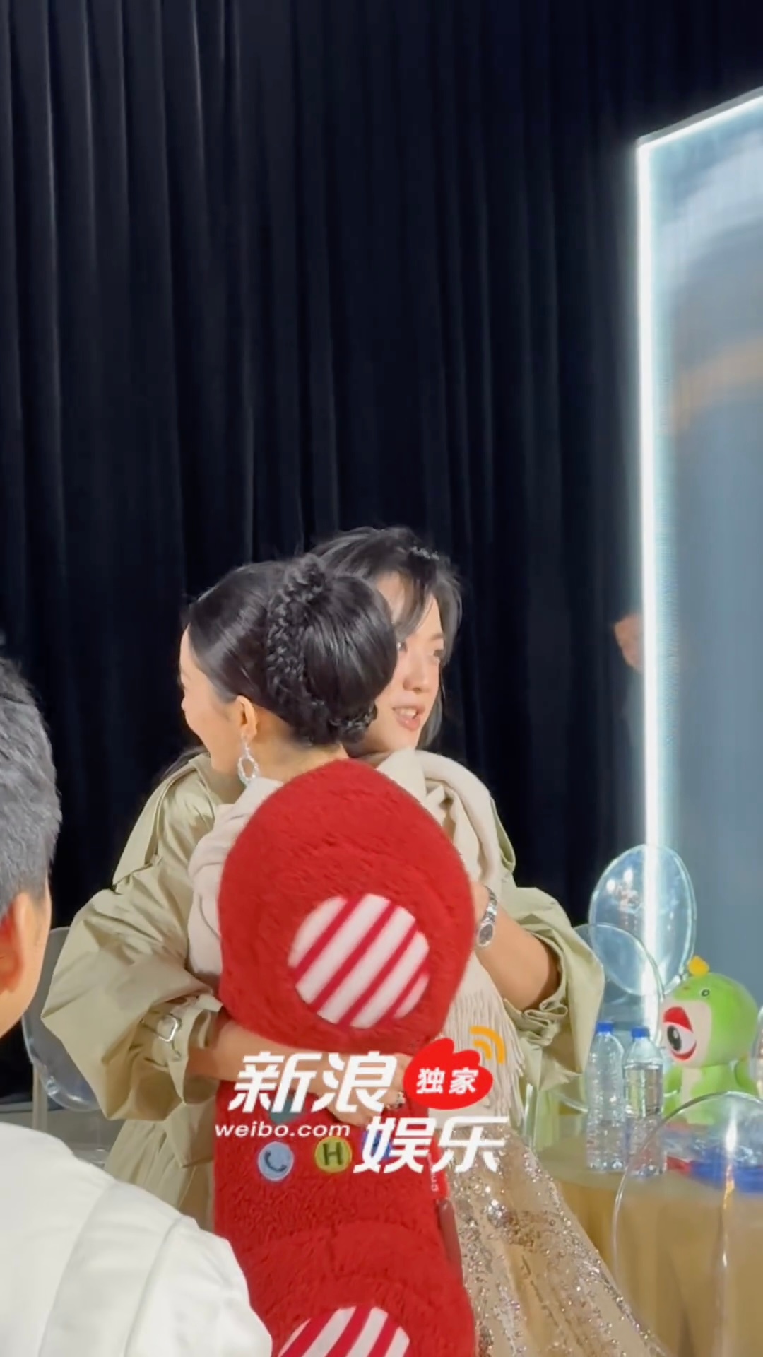 汤唯赵丽颖拥抱🫂 