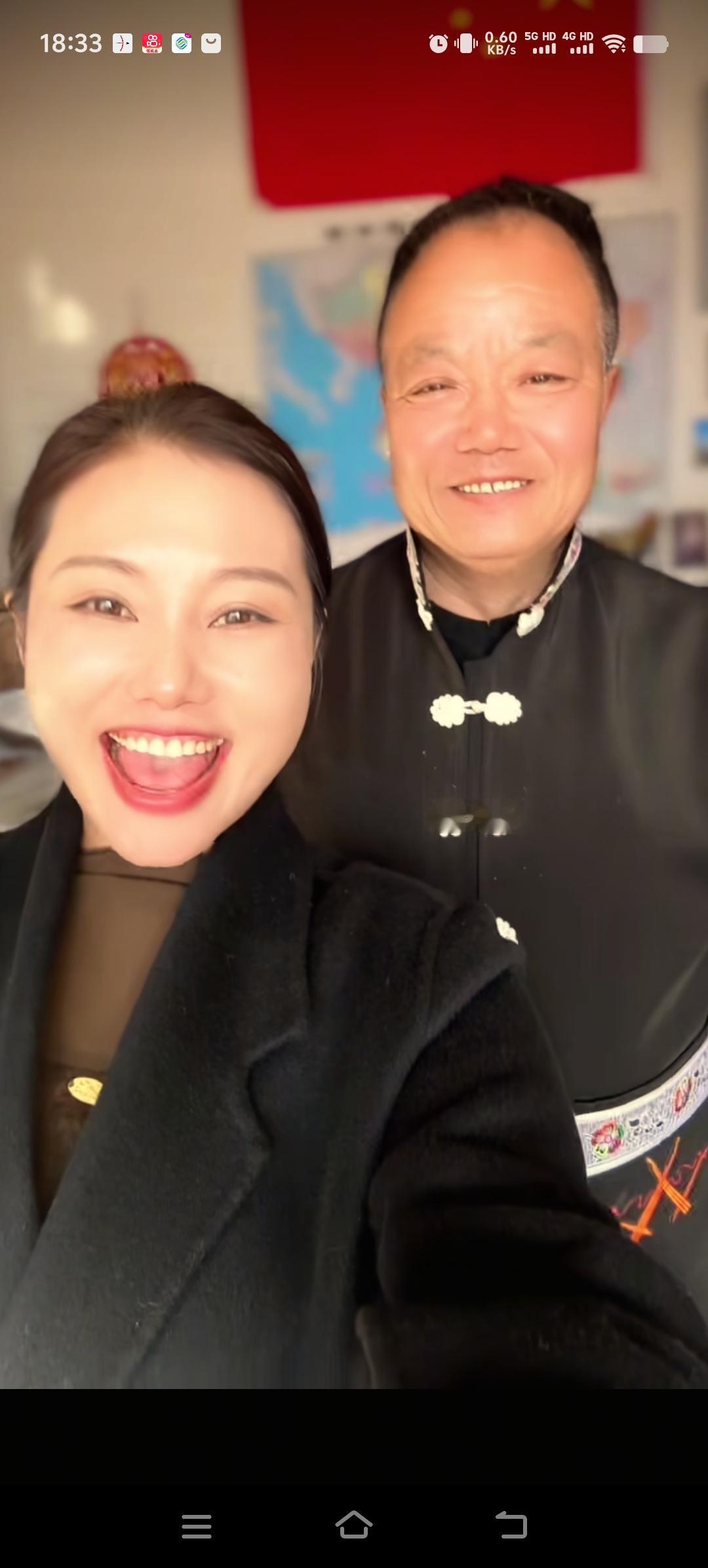 大年初二，杨妞花来给养父拜年。养父经历了与青海向阳花那段短暂的爱情后，前段时间情