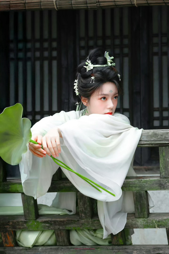 赵今麦赵今麦徐迟 🌾赵今麦无可替代“我炙热明媚的爱，未曾泯灭，当花瓣吹落耳畔，