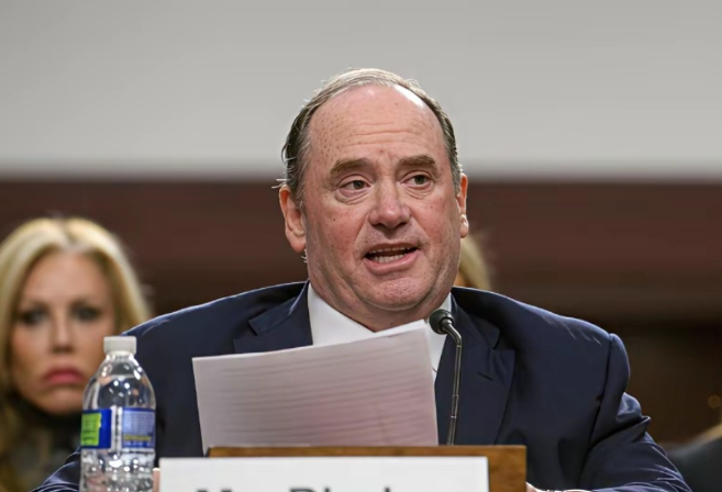 美军航母真出事了，白宫火速开除美海军部长，福建舰这次不战而胜！4月22日，美国五