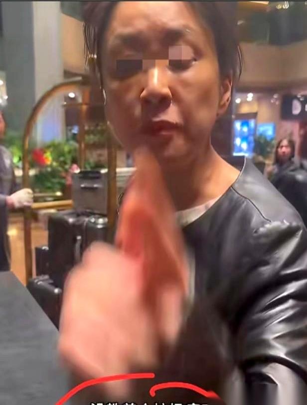 上海一家酒店健身房，一个妈妈在跑步机上，扭头发现女儿不见了，下意识喊了三声孩子的