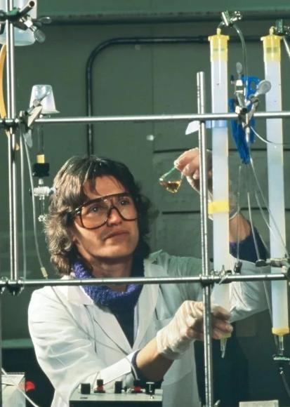 1996年，一名女科学家在试验时，不慎将两滴化学试剂滴在了橡胶手套上，她立刻摘下