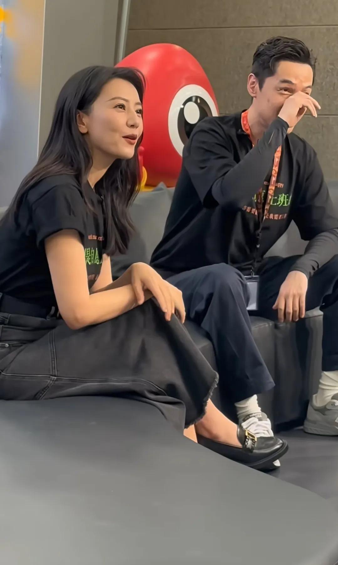 高圆圆和胡歌同框参加新剧宣传
现场欢声笑语一片
明星就是明星
简简单单的一套衣服