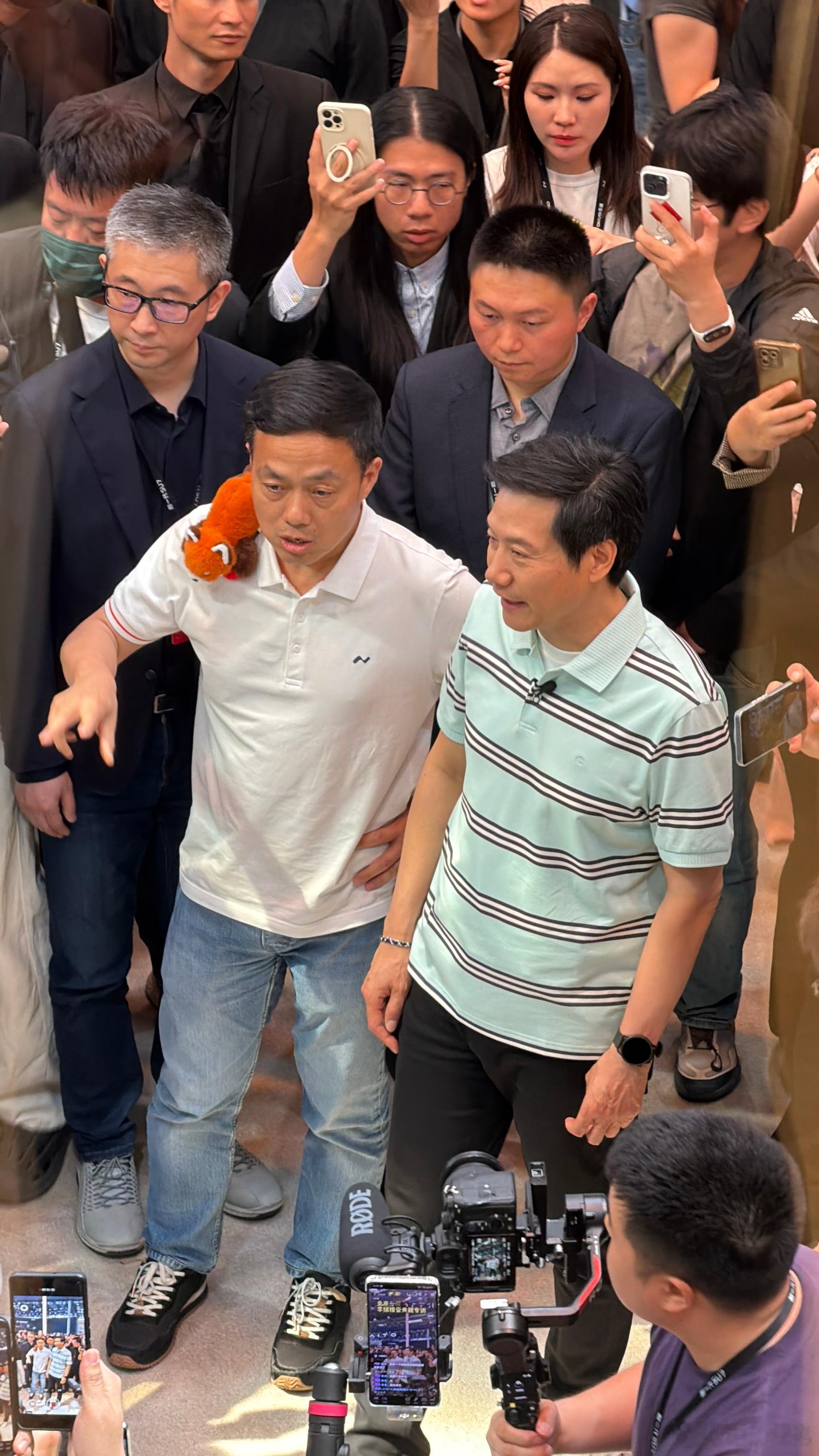 雷总在蔚来展台打卡电动兄弟