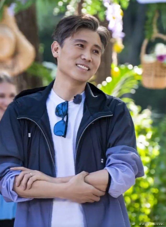 李乃文法拉利老了还是法拉利 李乃文扫楼那大长腿，谁看了不迷糊啊！法拉利老了还是法