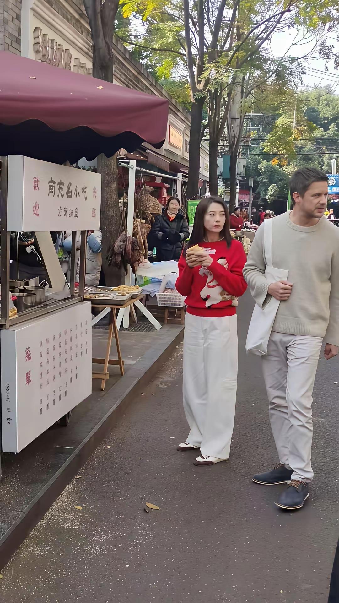 高圆圆太接地气了，还是这么年轻漂亮，不老女神啊。高圆圆