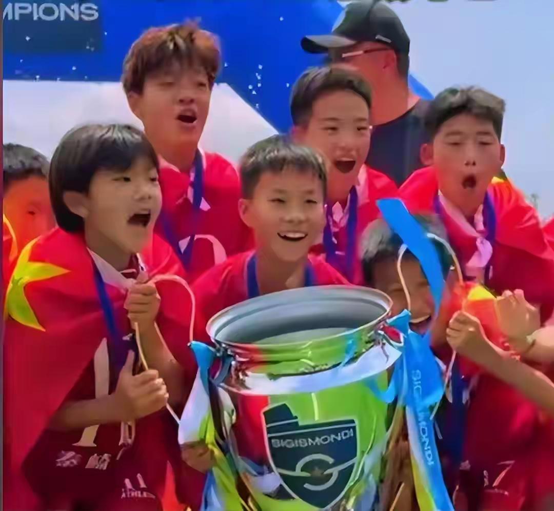 董路，从被人骂，变成被人夸了！
夸他的人，很多是以前骂他的人!
中国足球，胜反而