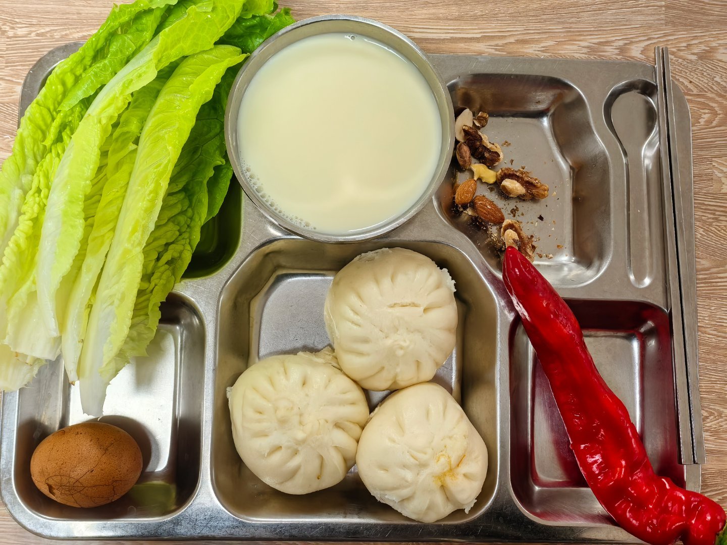 早餐  早上好，今日是食堂早餐。还是老几样[坏笑]🥢胡萝卜肉馅包子×1，香菇油