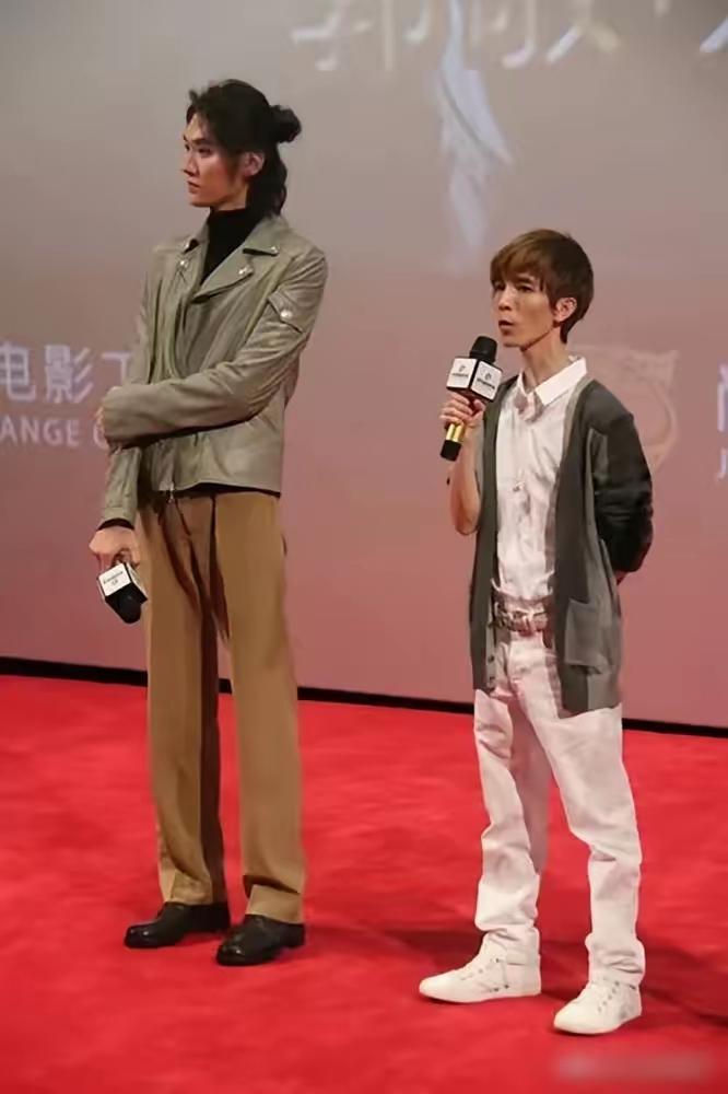 好像他在萌芽杂志发过文章，很有才华。。