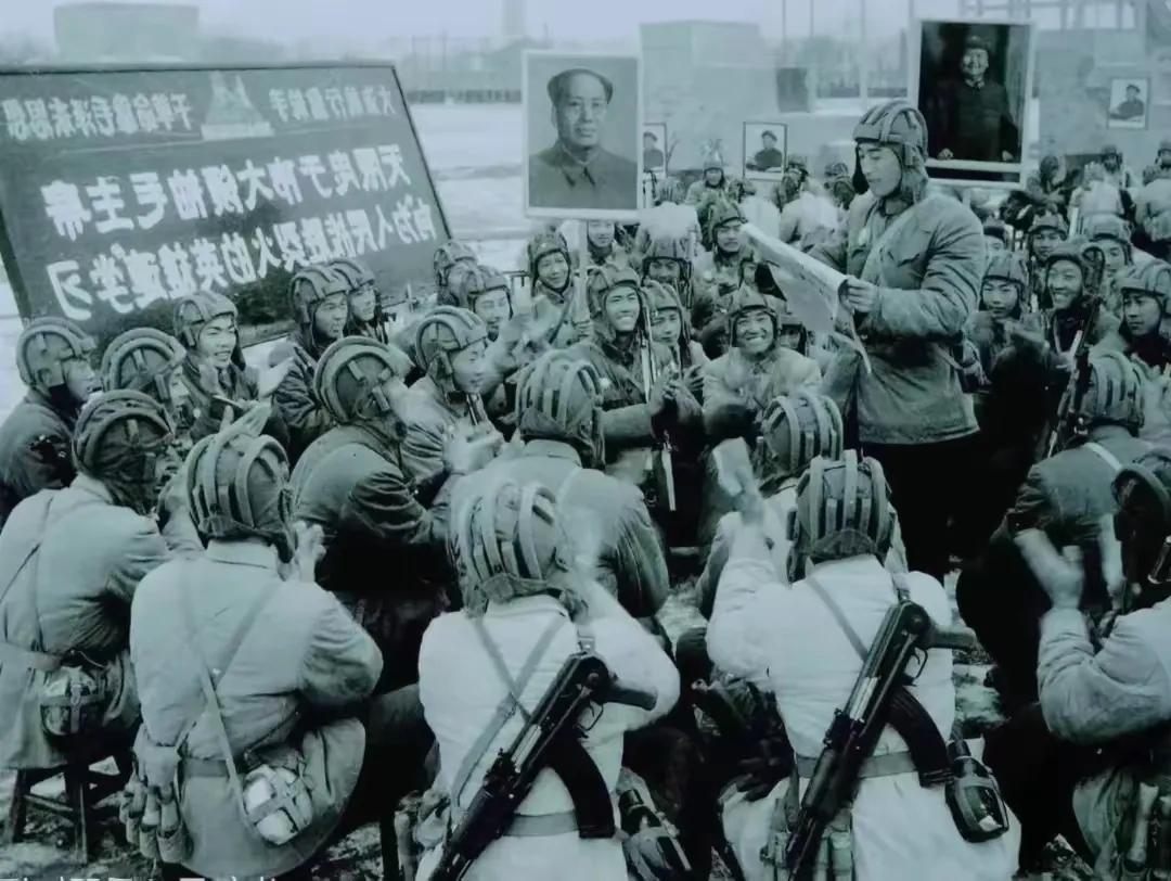 这时候我们的坦克兵配备的都是微型冲锋枪，为什么不配备手枪呢？背着冲锋枪进坦克里不