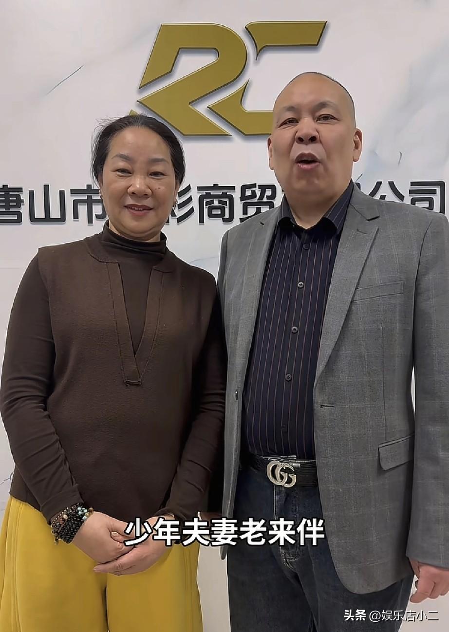 厉怀远父母很有情商，他们没有一句话讲儿子和儿媳的事，却句句都是说给他们听。
接近