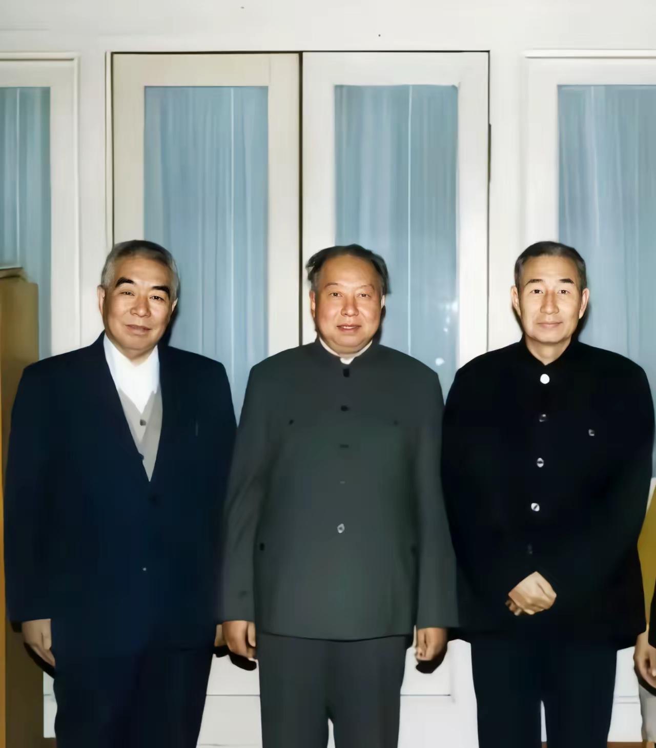 罕见珍贵彩色老照片！定格华主席晚年同挚友并肩合影的温馨瞬间。褪去岁月浮华，尽显从