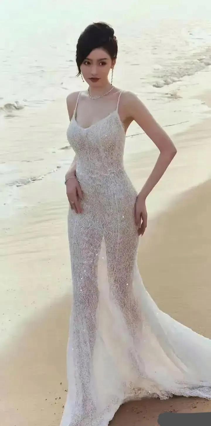 张天爱身材超棒，蕾丝裙尽显凹凸曲线。神颜迷人，若她是妻，做梦都乐。如此魅力，谁能