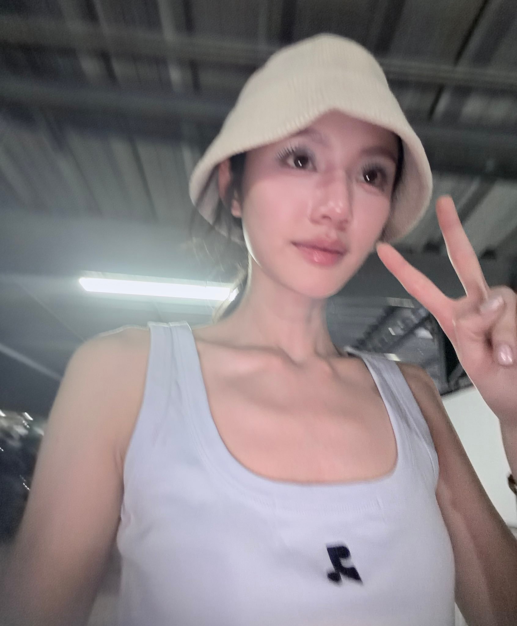 🐨：穿了一整天，刚刚才发现自己把衣服穿反了哈哈哈哈哈哈哈哈！救命啊！！！ 