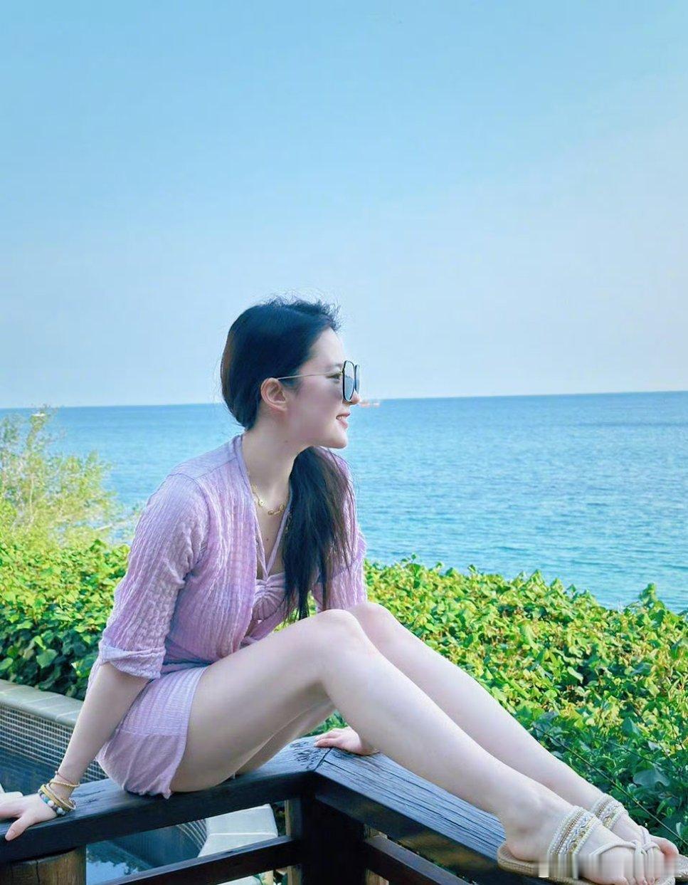 #刘亦菲度假十八宫格#一下子十八张！！我就说我今天的左眼皮怎么一直跳，原来是这个