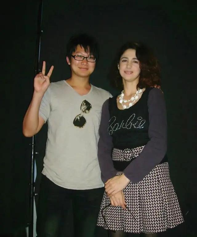 1995年，北京一出租车小哥迎娶了德国美女明星为妻，成为众人羡慕的对象，如今他们