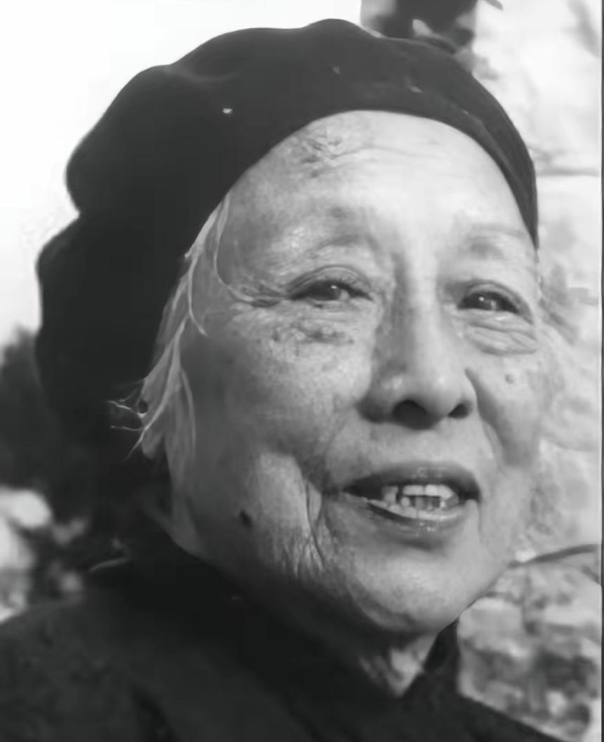 1941年，何香凝乘船遇海匪，被一伙人开枪逼停船，整船人陷入绝望，她却不慌说：“