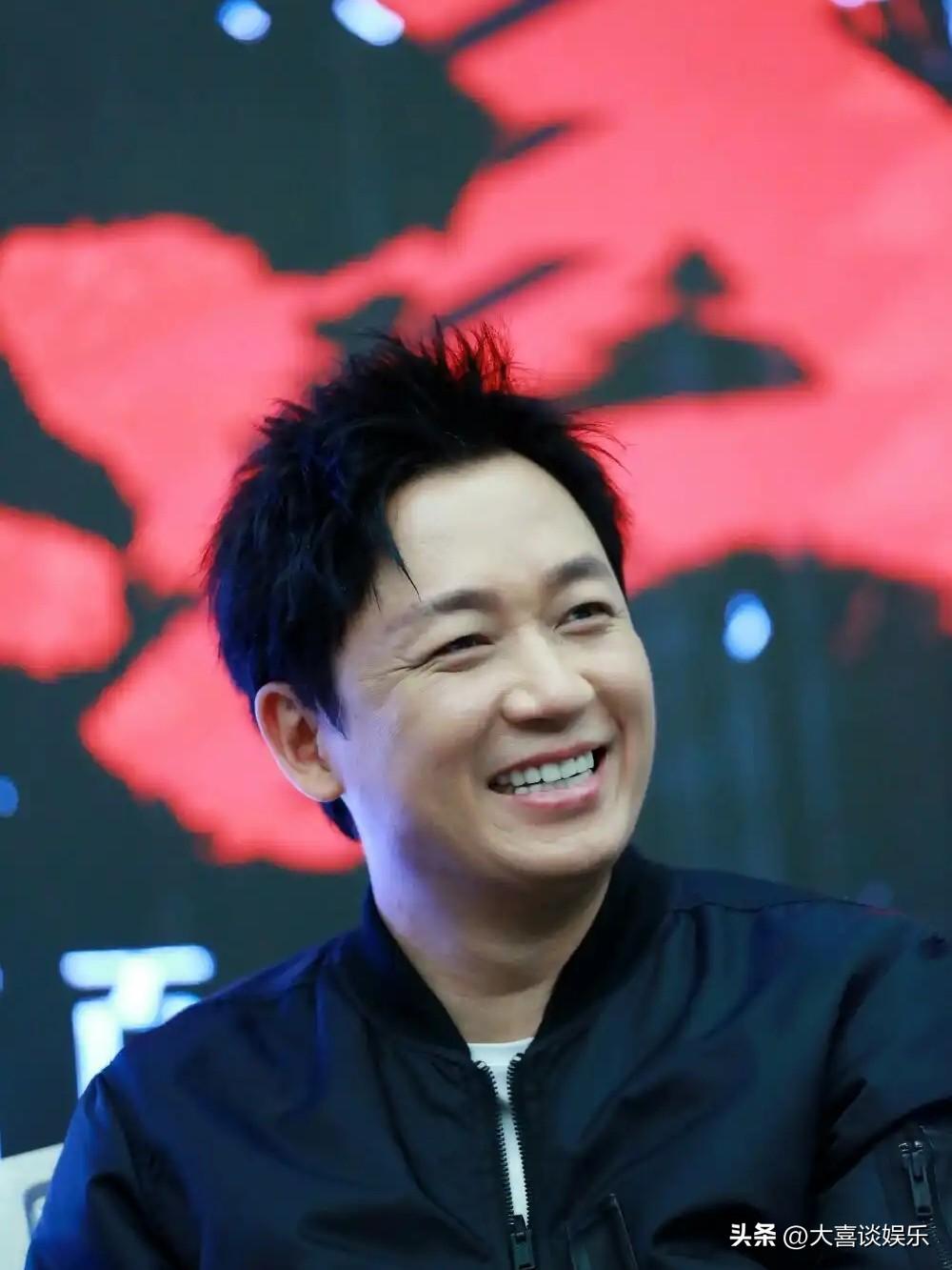 离婚14年，潘粤明活成了董洁高攀不起的样子。

多家媒体爆料，他已经和小10岁女