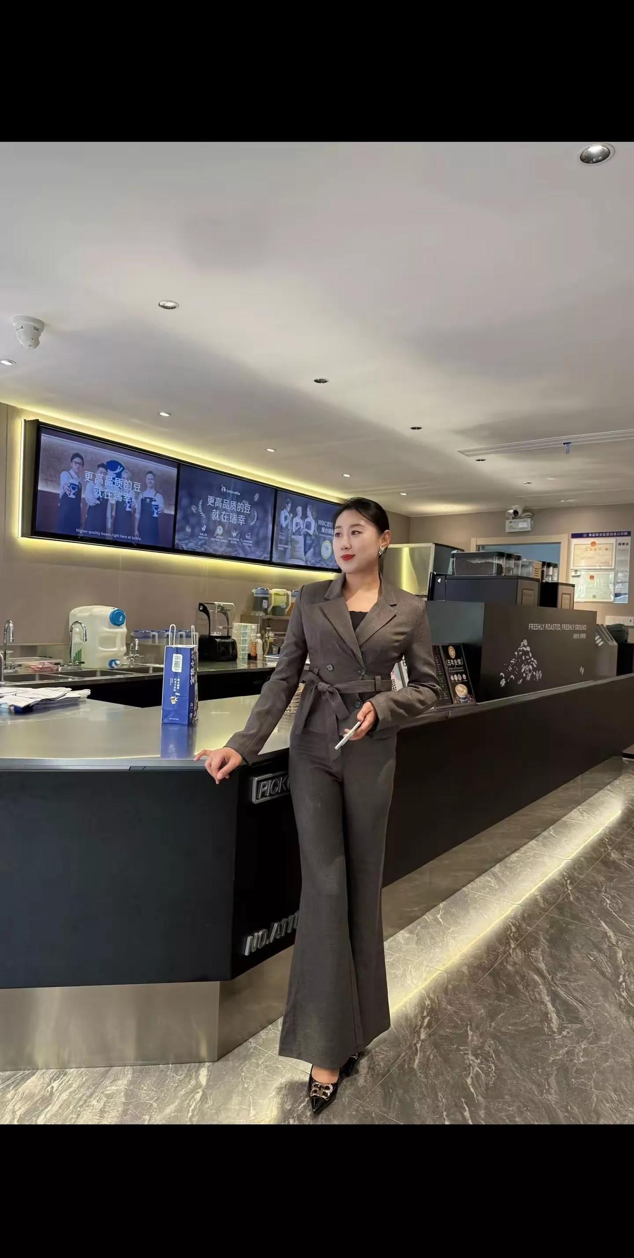 老板说我
没优点也没亮点
怎么的
有优点就涨工资吗
画饼对我没用