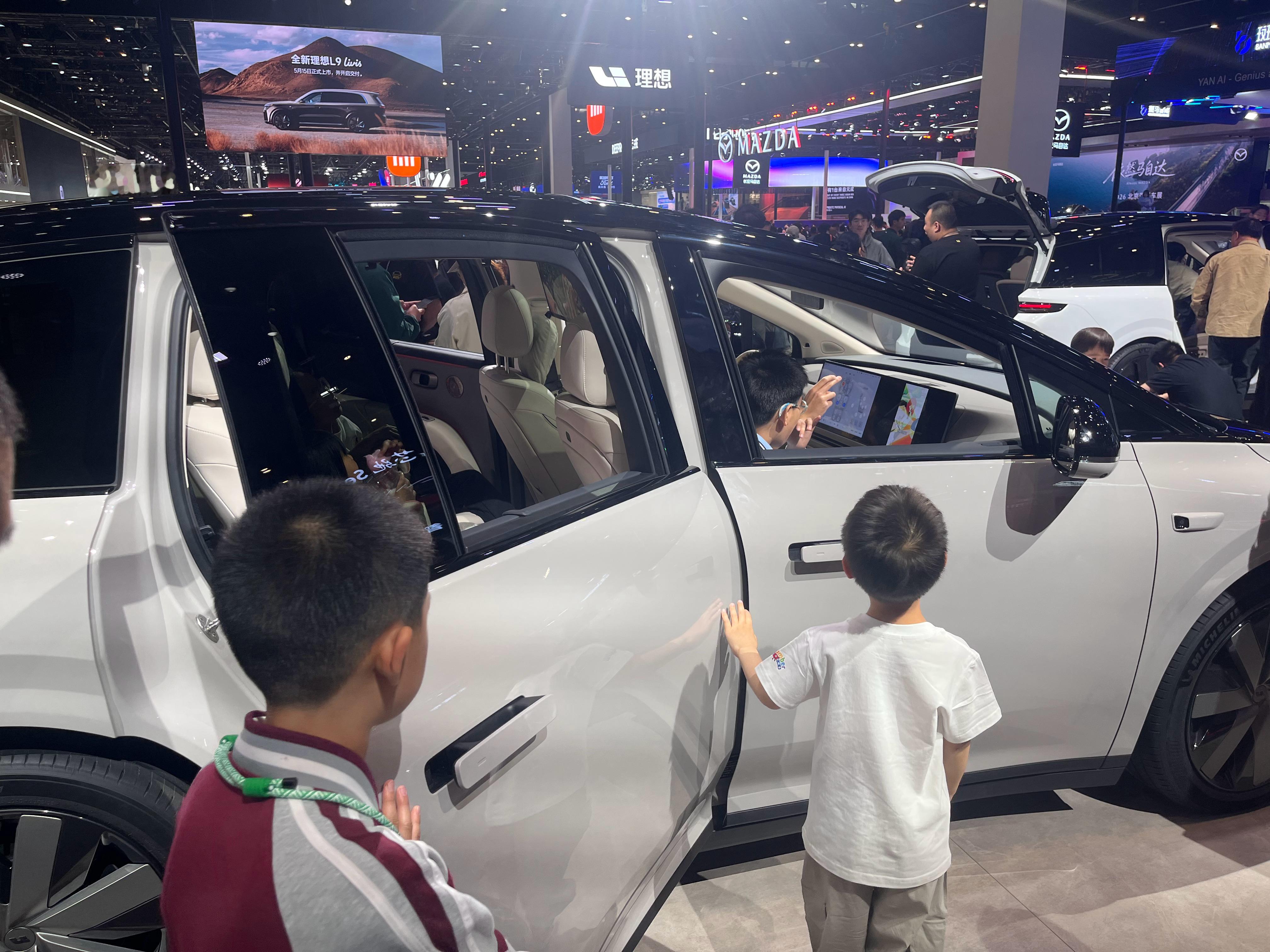 理想汽车在抓奶爸用户方面真的很有一套，所有车的第二块屏幕全在放动画片，一个车旁边