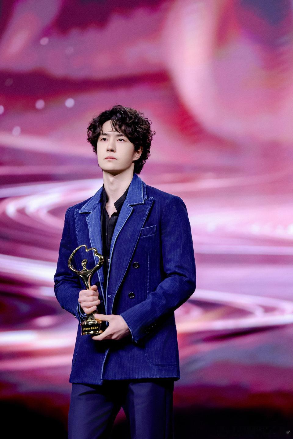 王一博昨天微博之夜红毯正片播放量断层第一！露脸即出圈🔥 微博之夜