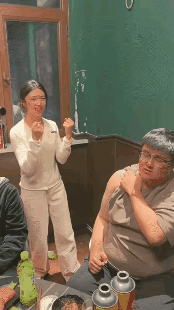 小姐姐秀拳一出，大哥完全意想不到！只需两拳就打到了大哥疼痛难忍！