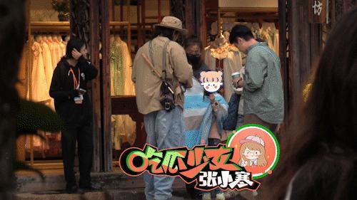 #万茜一家三口逛乌镇#近日，有自媒体博主拍到万茜和老公、女儿现身乌镇，一家三口牵