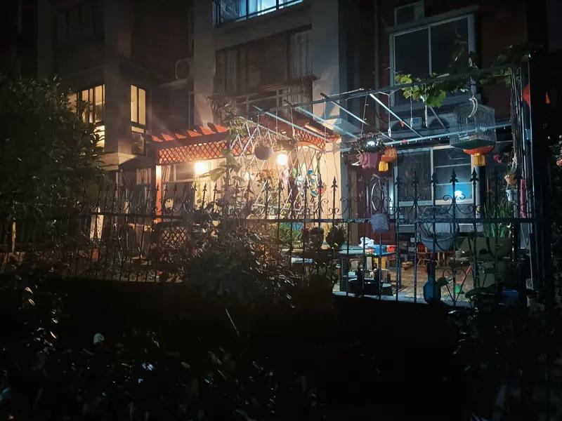 父母被邻居打伤，子女是能出面作证的。《中华人民共和国刑事诉讼法》规定，凡是知道案