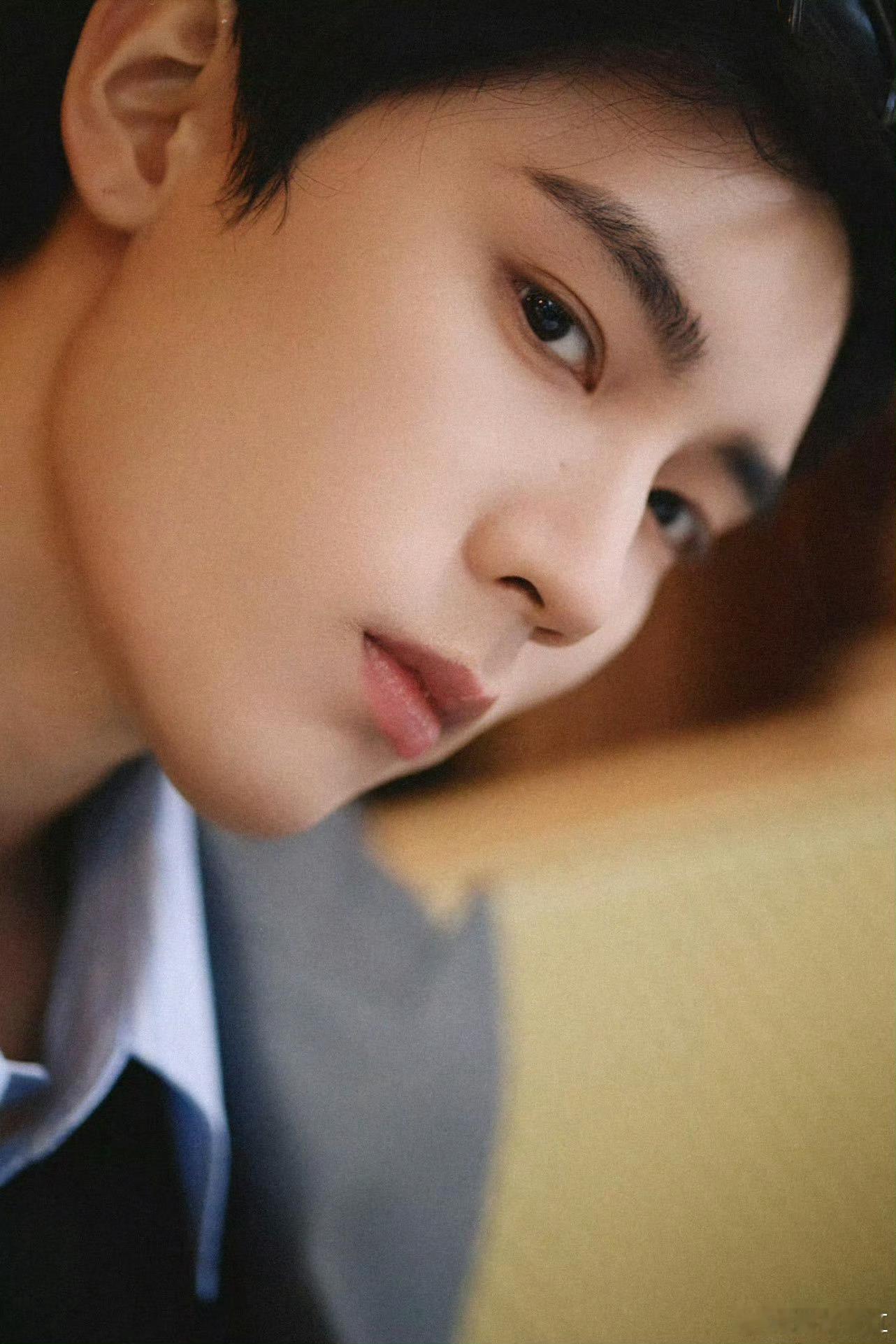 周翊然 大背头现偶男主 现偶男主时尚标准被周翊然改写！一个利落大背头，搭配巴黎晨