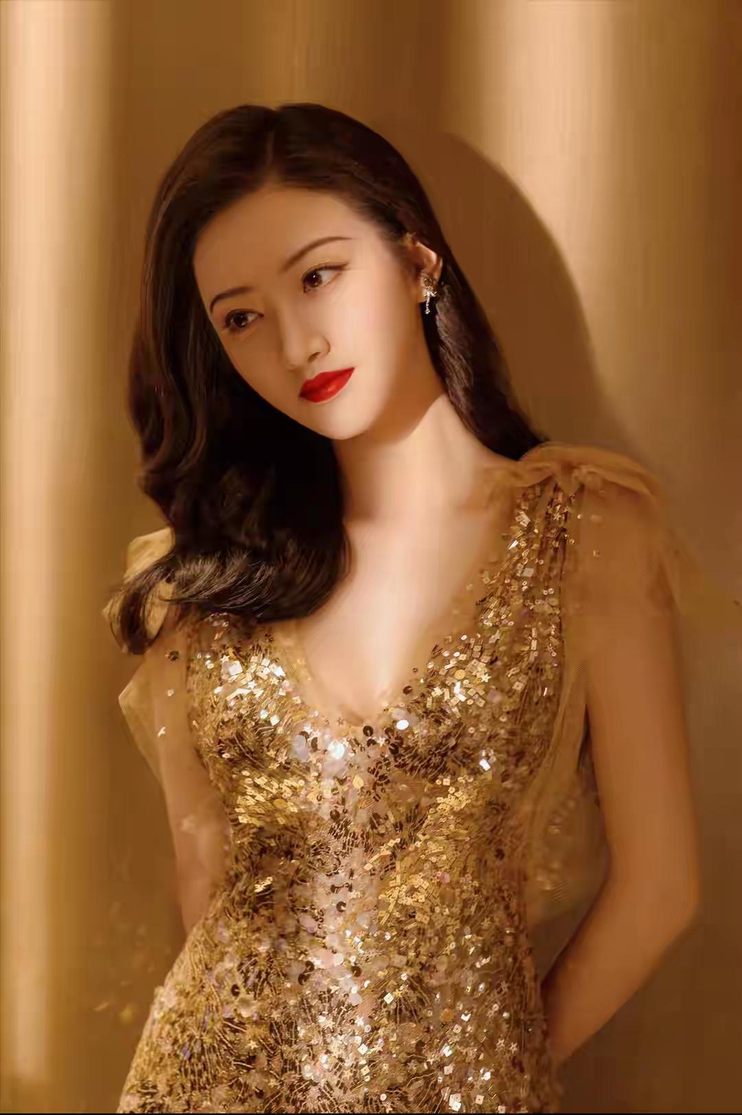 “2006年的录音棚里，张亚东盯着景甜的歌词本皱眉头：‘这句‘我想飞’再改改，要