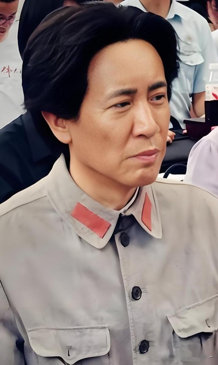 连看两集《伟大的长征》，

于和伟演的伟人并非胜在形似，

明明长相并不符合却愣