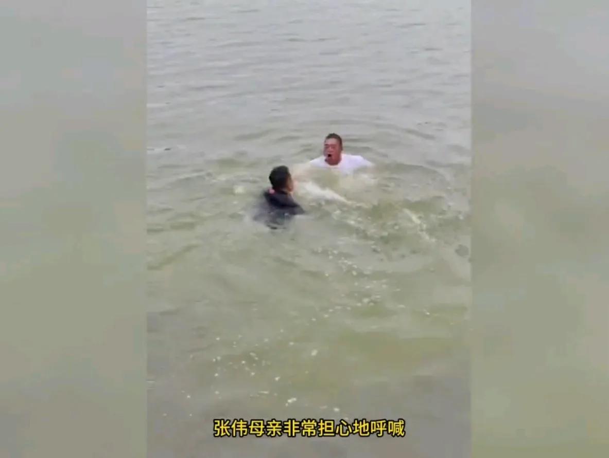 家人们姐姐们，姗姗来了，现在下午1点钟，姗姗看到“教科书式的水中救援！军人张伟连