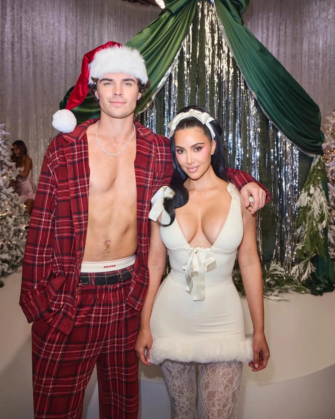 卡戴珊的圣诞节装扮，
金卡戴珊的身材真是绝了，在圣诞节相关的造型上更是展现得淋漓