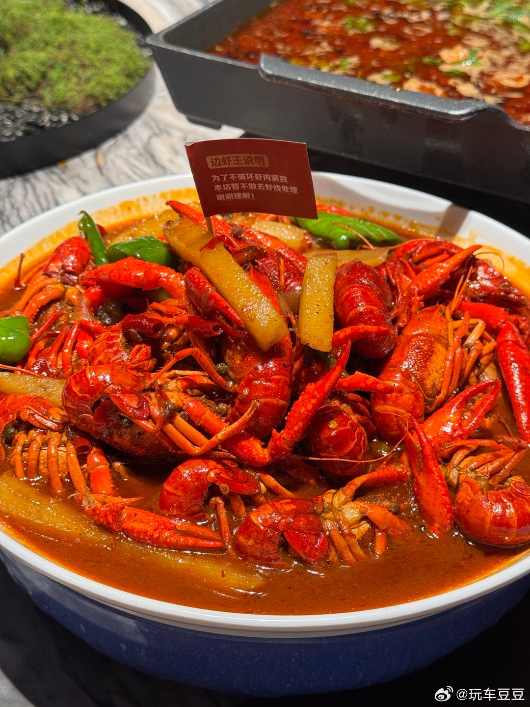 请上海的朋友，吃我们合肥的龙虾🦞中间的饮料也是我们安徽的特色：赤豆酒酿！我开始