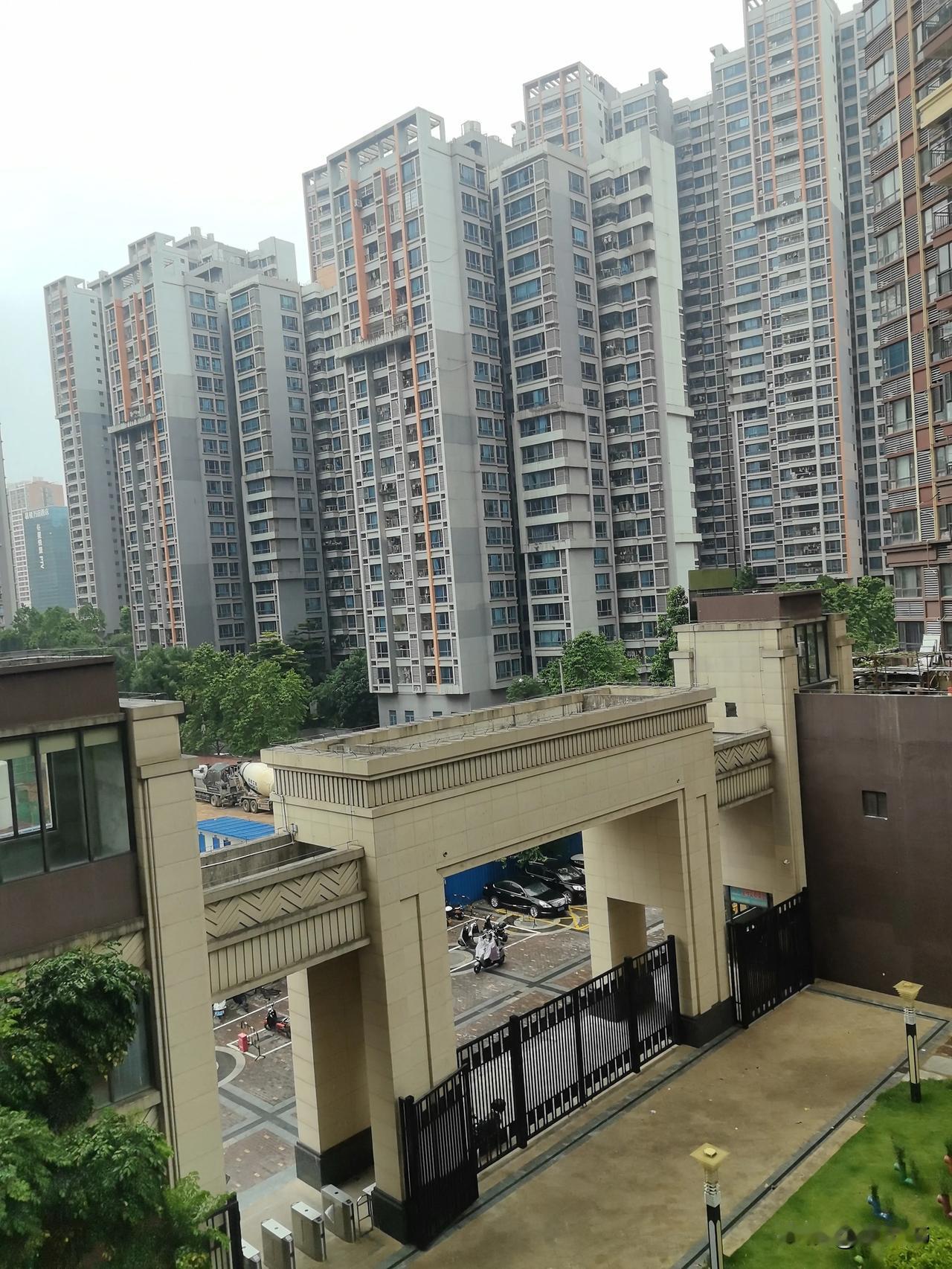 今晚应该可以睡个好觉了吧。
昨晚热得像睡在蒸笼，
空调开了25度，
风吹得呼呼响