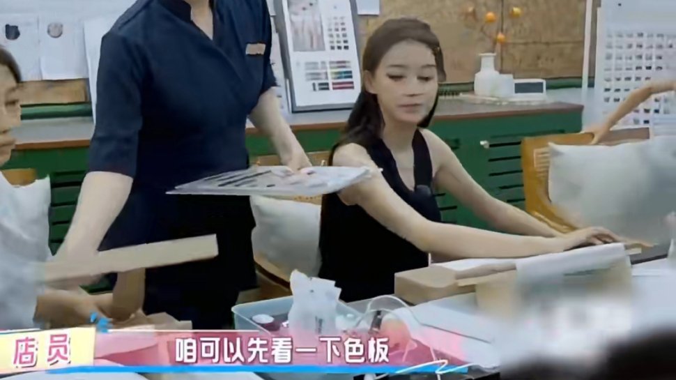 孙怡带女儿和妈妈一起做美甲孙怡带妈妈和大福做美甲好暖！让大福自己选“左手紫右手蓝