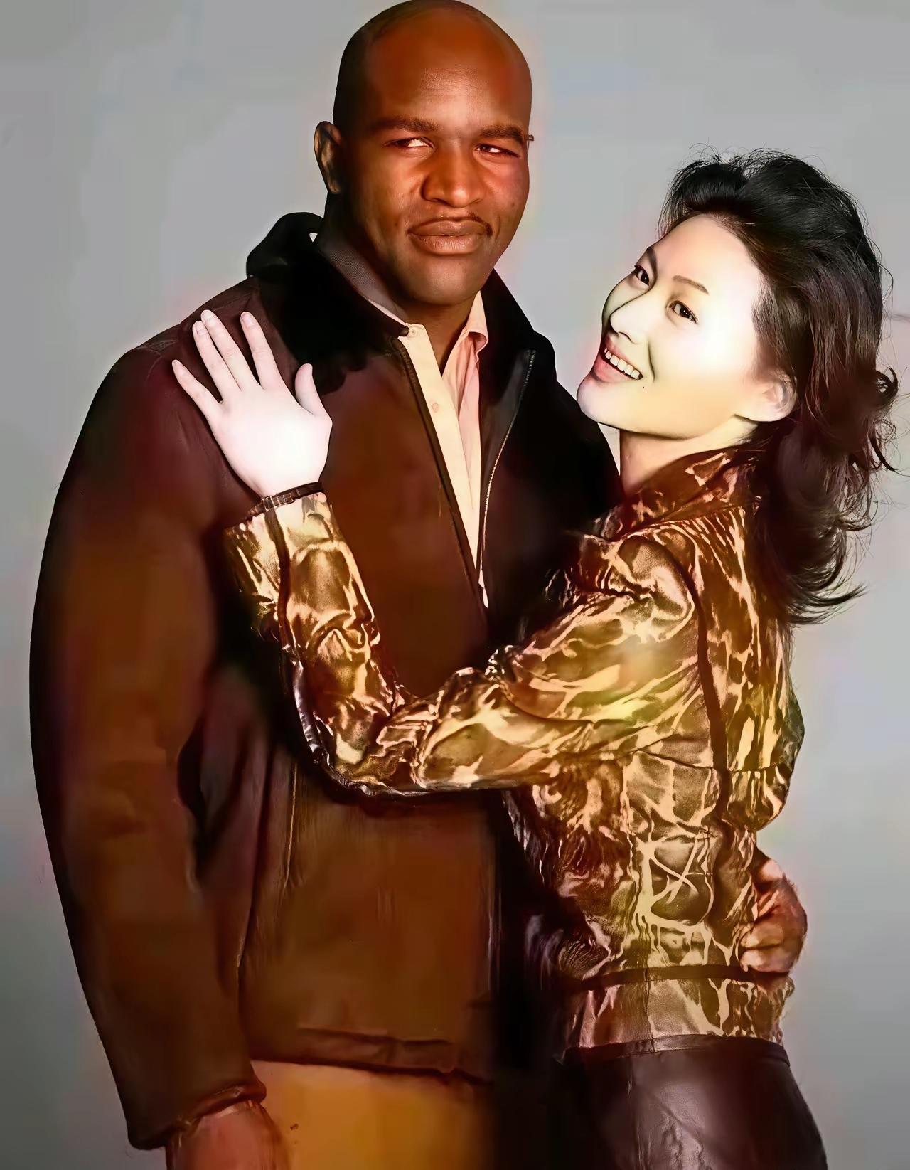 现实版野兽与美女，这位美女是潘金莲的扮演者王思懿，大家知道这个黑人是谁吗。