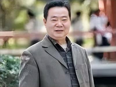 他被湖北教育界称为状元之父，最牛班主任。他从教四十多年，担任二十六年班主任，期间