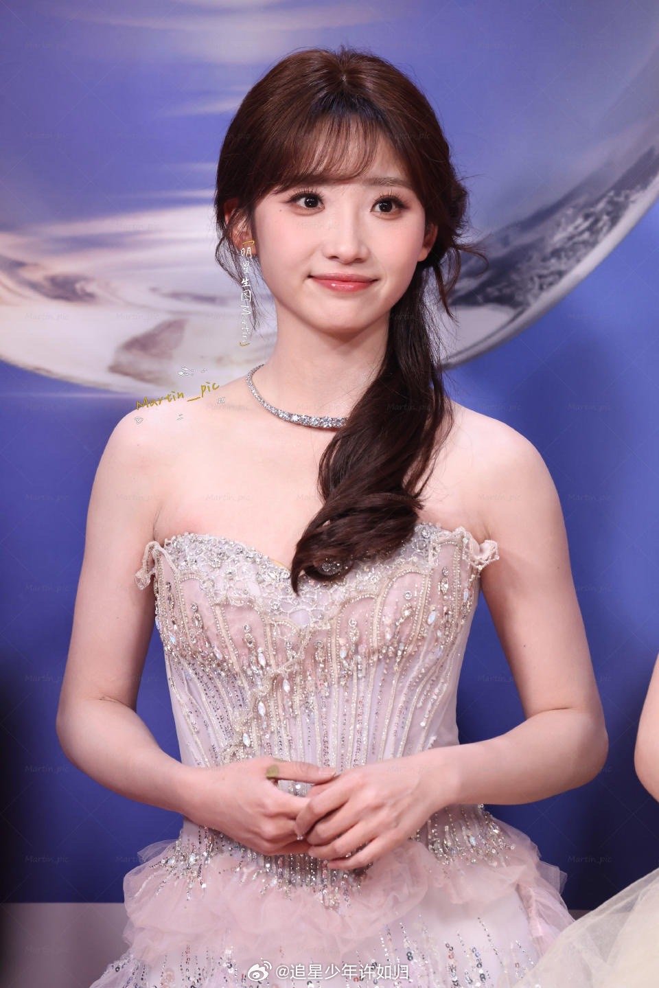 许梦圆扛住了高清怼脸镜头 怼脸拍是最残酷的，但许梦圆显然不怕。皮肤状态好，五官也