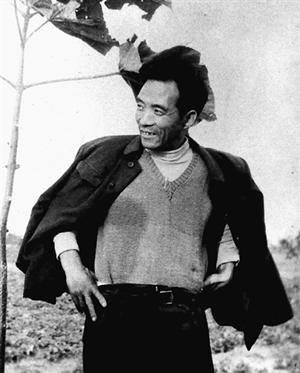 1963年底，焦裕禄向组织申请回山东老家看望老母亲。他找到县长程世平，面露难色地