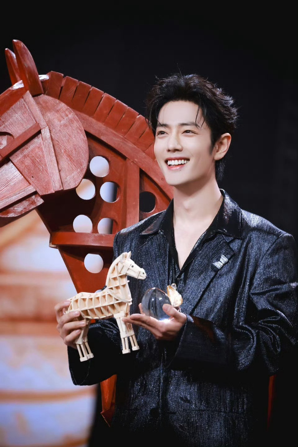 出道十年，实实在在从演技爆出来的全民巨星，顶到今天依然能带着藏海传又一次大爆，真