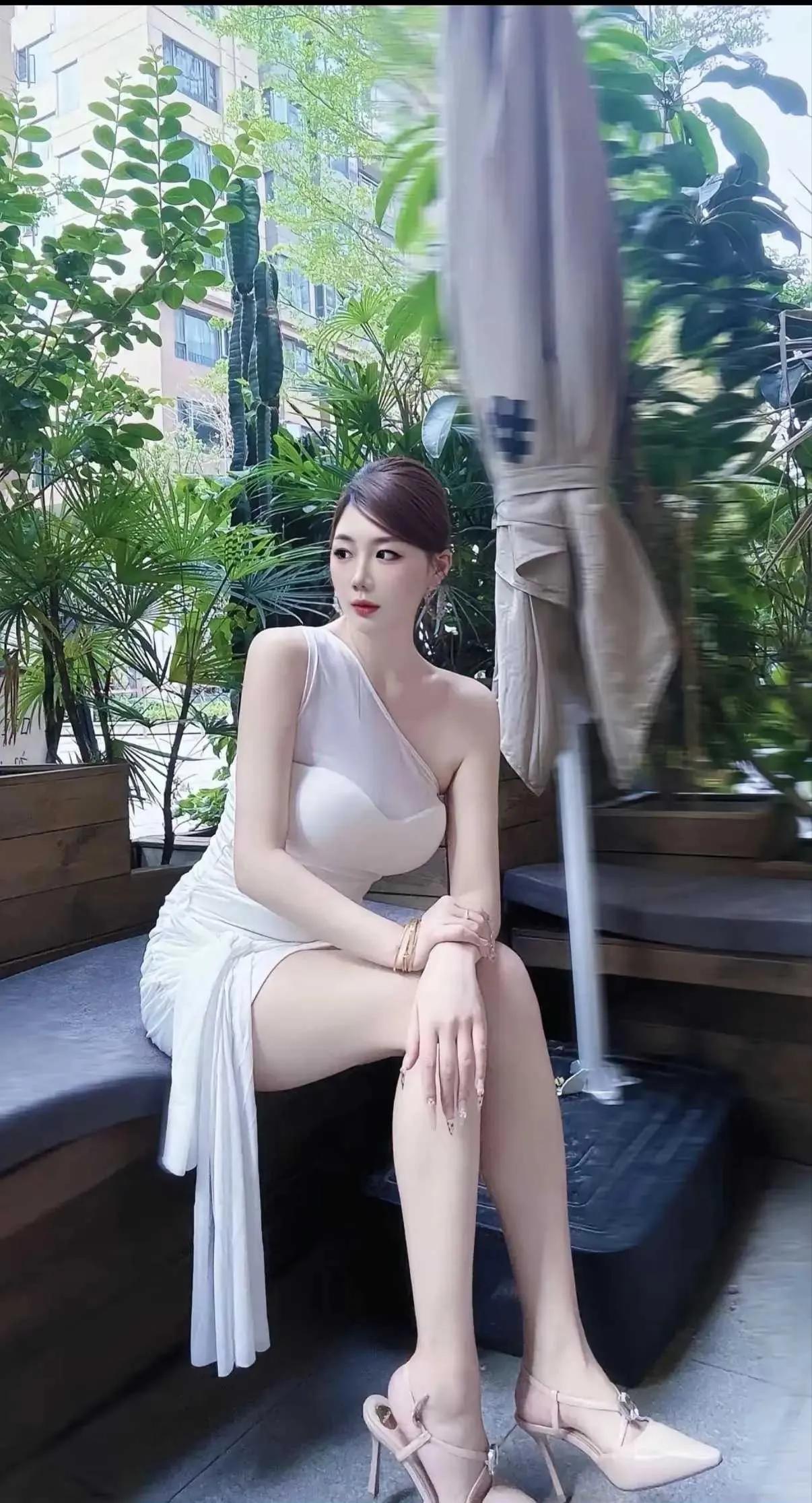 白裙赴春约，优雅是演的，美是藏不住的！