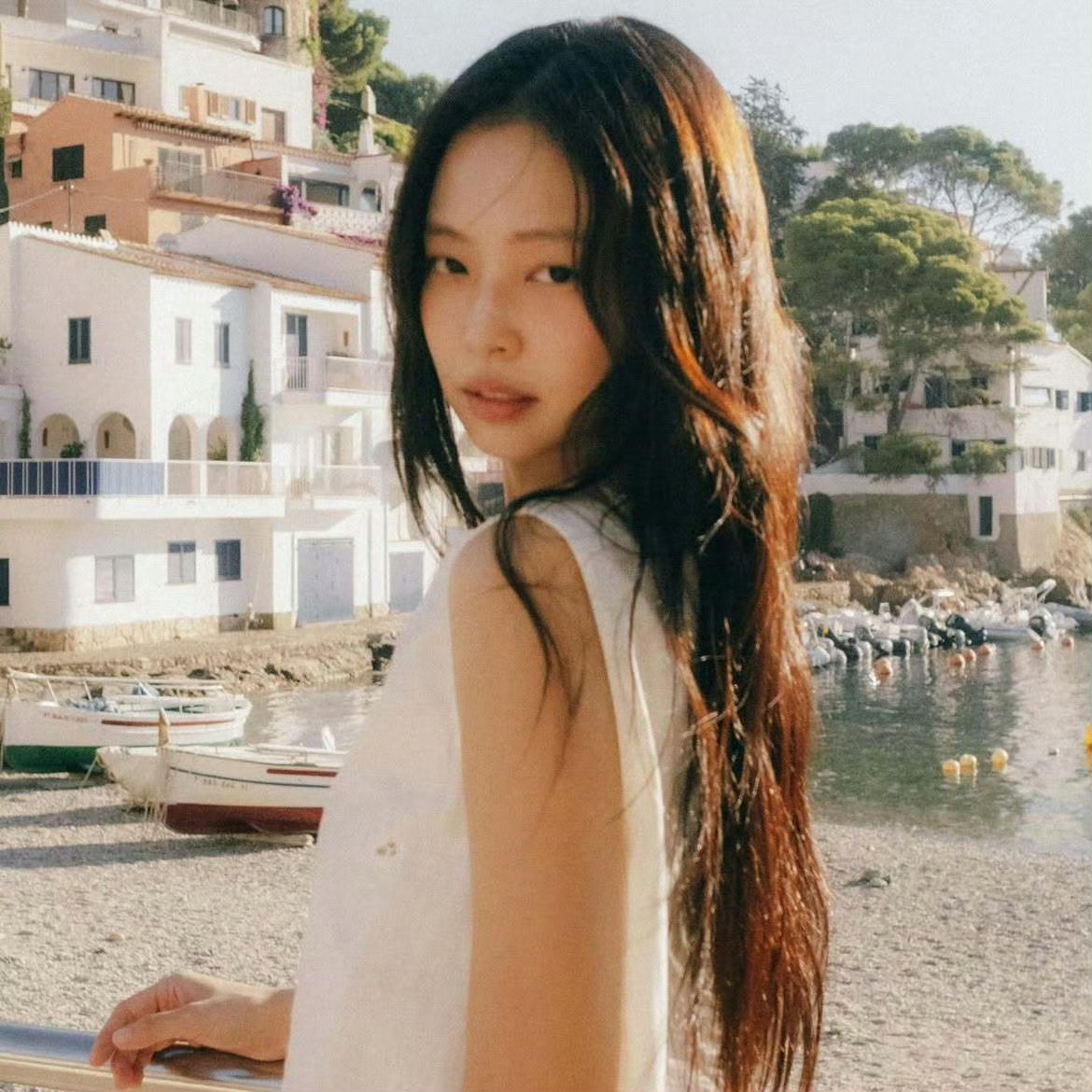 随着JENNIE『Less than a Lover』成功空降Apple Mus