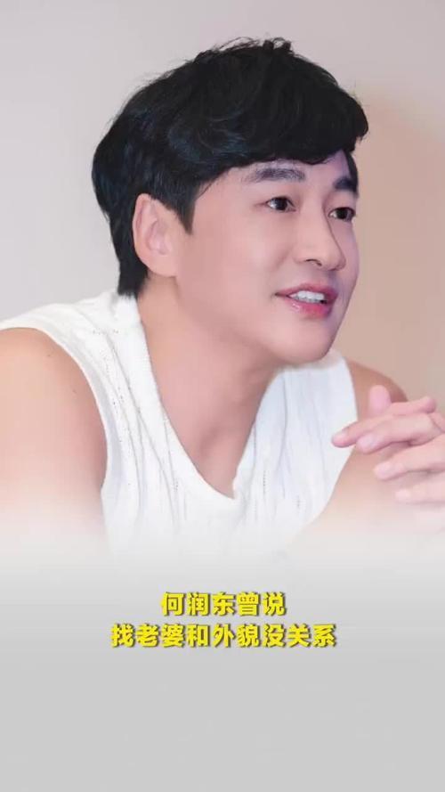 近日，何润东早年红毯社死往事被网友考古热议。早年颁奖礼上，他与刘亦菲并肩亮相，因