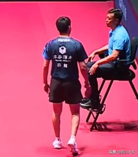 孙闻输给林昀儒后，为什么摔拍子？
原因还得从上一场，
和王楚钦的比赛说起。

两