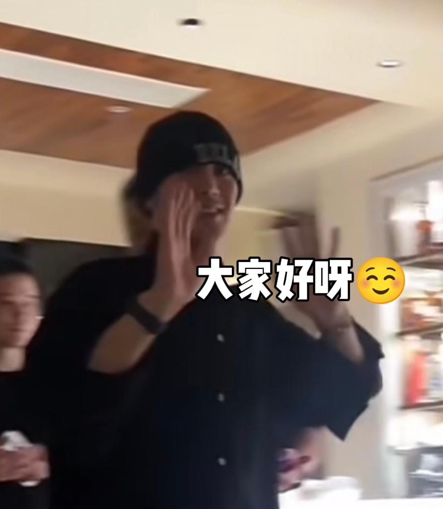 🦢：嗨～ 🐑：我看谁敢嗨。